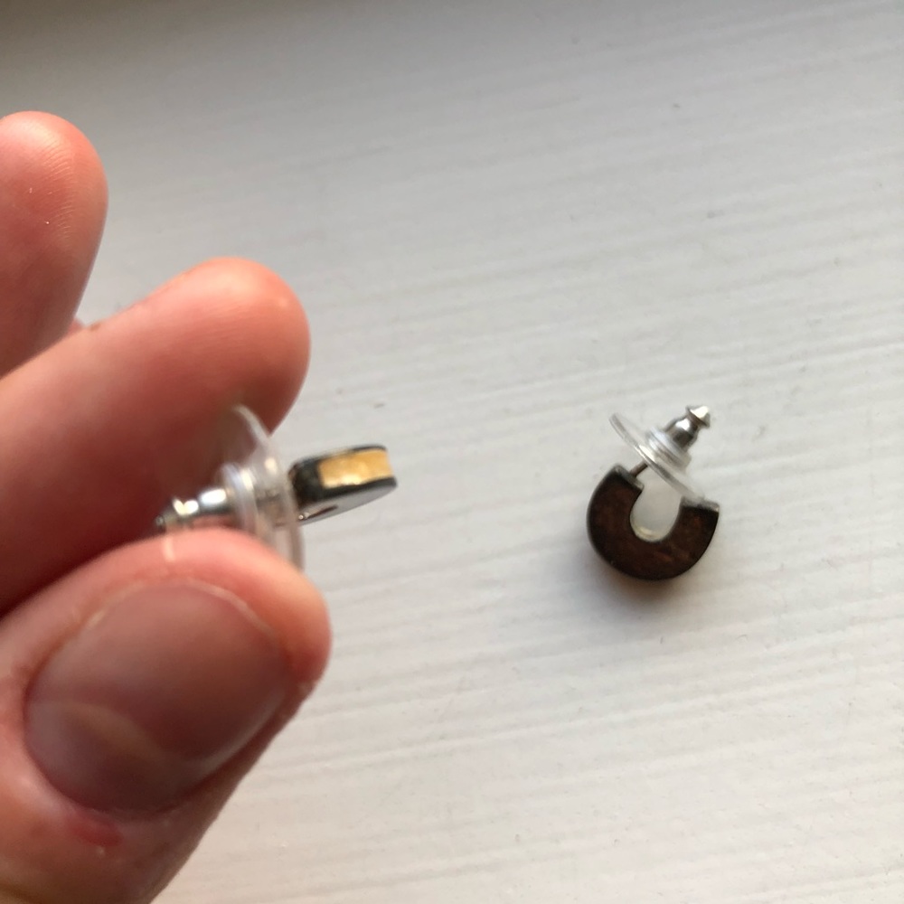 Vintage gold & cream enamel hoop stud earrings - Picture 5 of 6